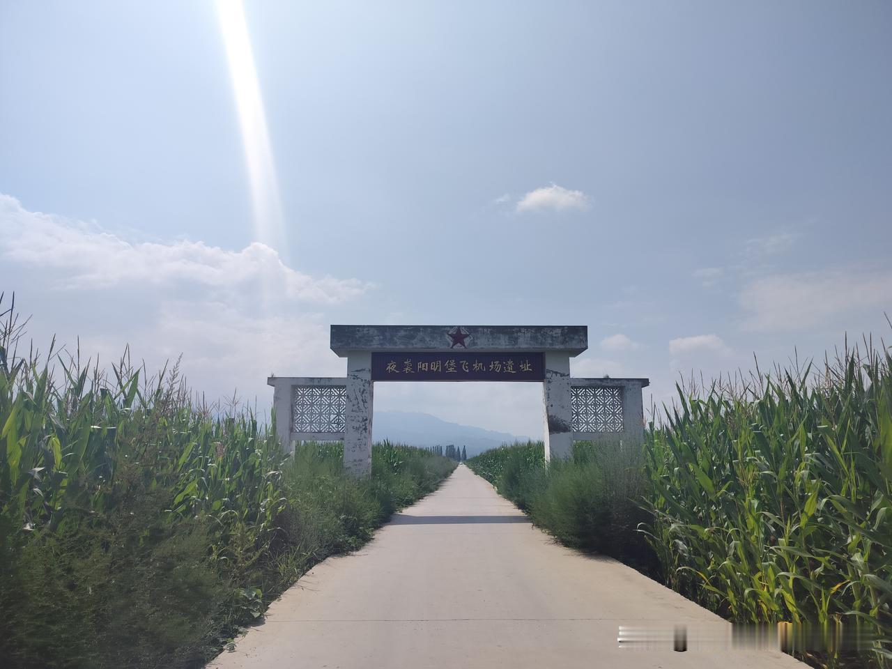 。
八路军120师358旅716团选择雁门关以南的黑石头沟作为伏击战场。这里道路