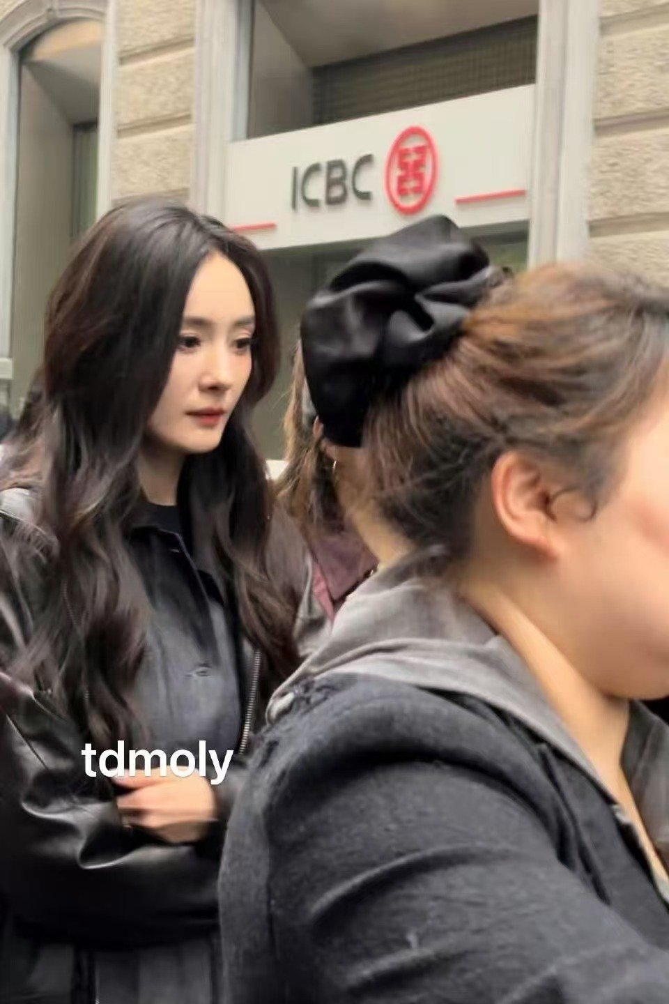 杨幂米兰状态杨幂热心市民 杨幂热心市民上线，杨幂米兰状态也太好了吧，牛仔套装搭配