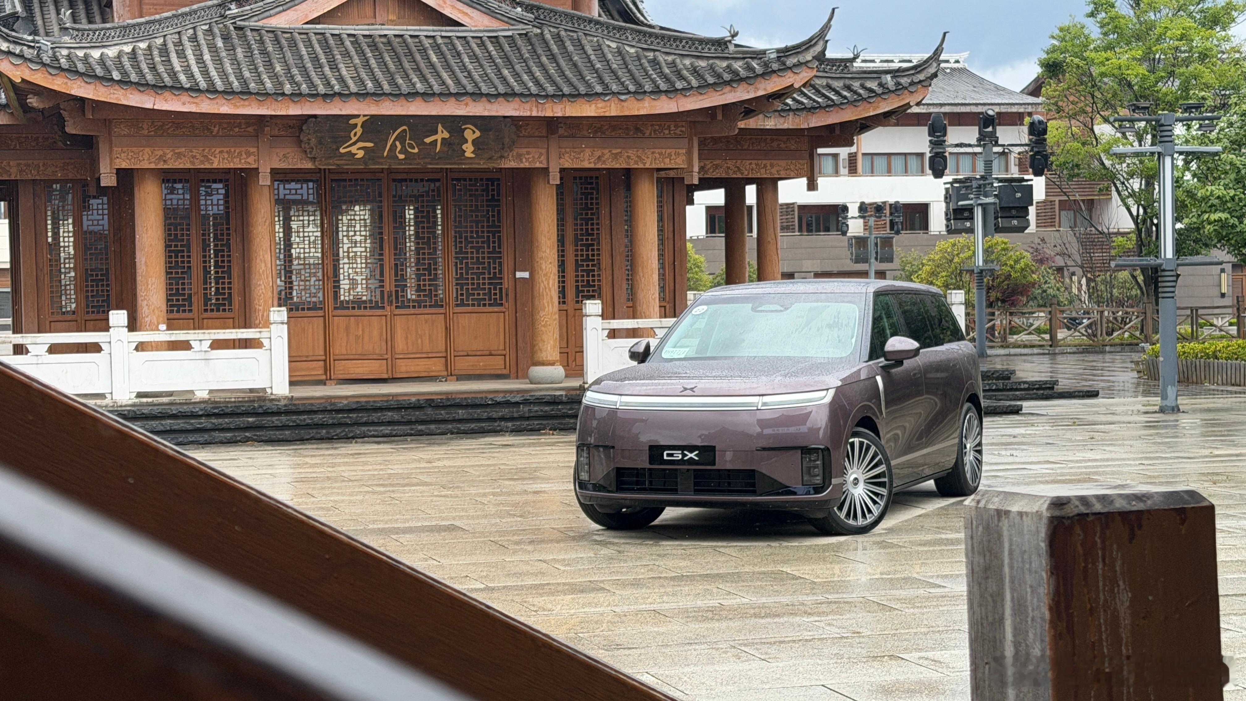 新科技旗舰小鹏GX来了 以前写图文的时候，我拍封面图特别喜欢这样的角度，尤其是拍