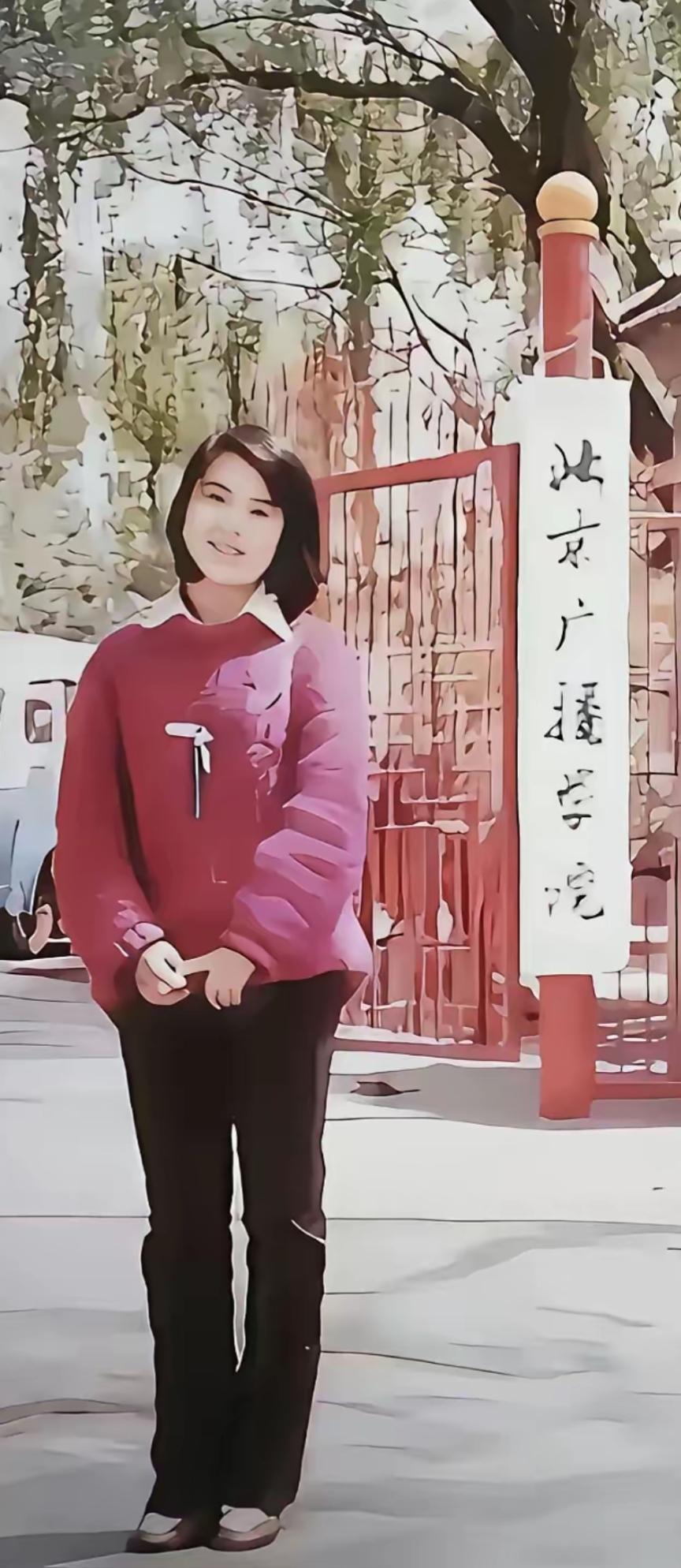 穿红色外套的人在户外微笑。年轻真好👌🏻你认识这位主持人吗？仔细看看👀，考考