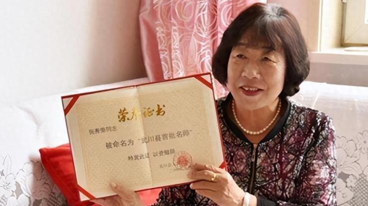 1981年，内蒙一男生考上大学，向女老师报喜，女老师高兴地从兜里掏出20块钱，塞