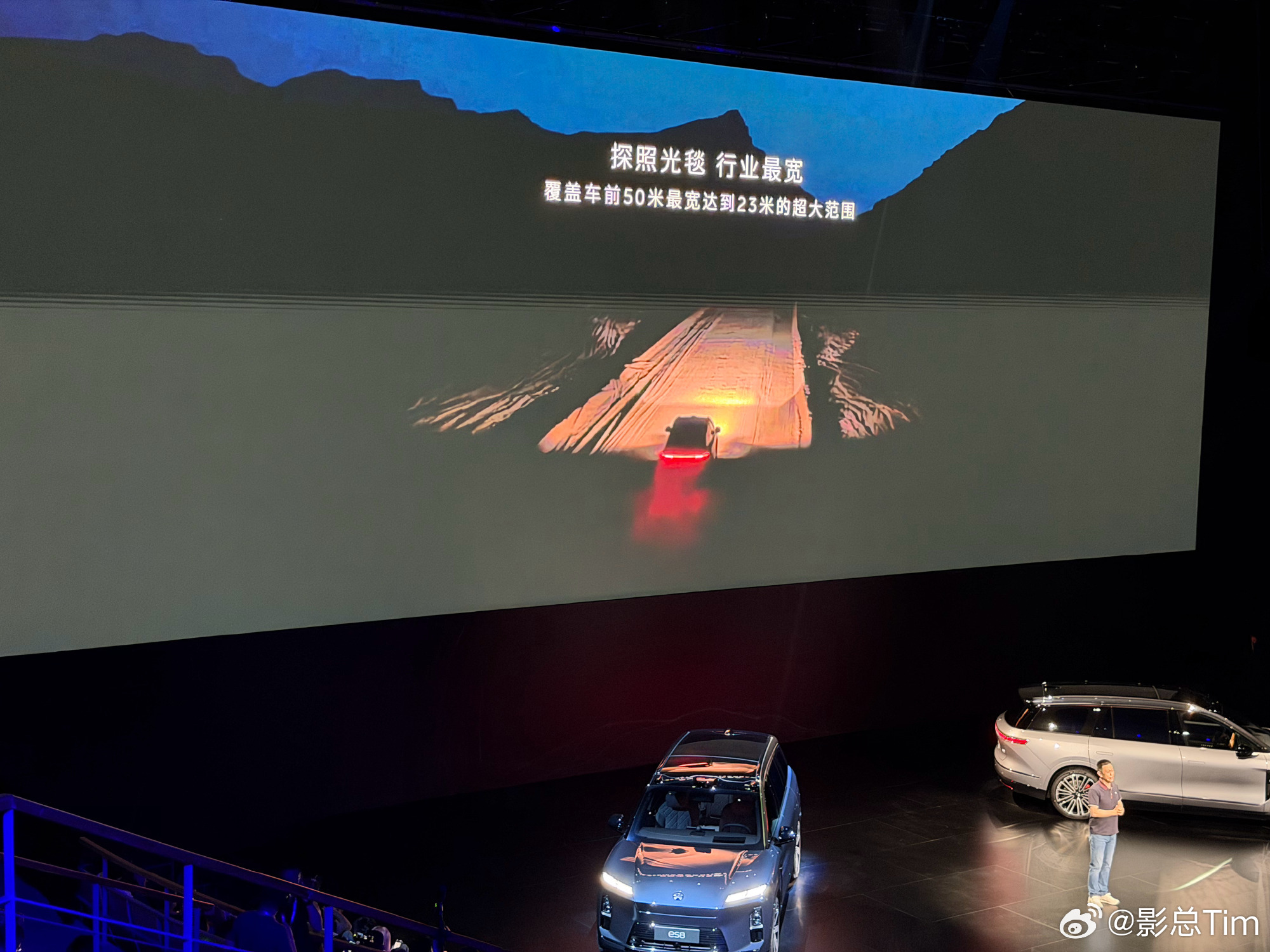 如果说智能驾驶是在解决「怎么到达」，那车灯或许正在解决「怎么表达」。从固定模板，