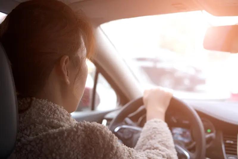 谁也不惯着谁！4月22日福建三明一名女司机与保安发生口角，情绪失控上前踹了保安一