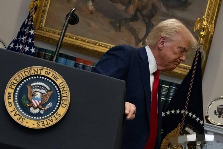 说特朗普没病谁信，他病得可不轻啊。鉴于特朗普是美国总统，其身体有何有疾病高度保密