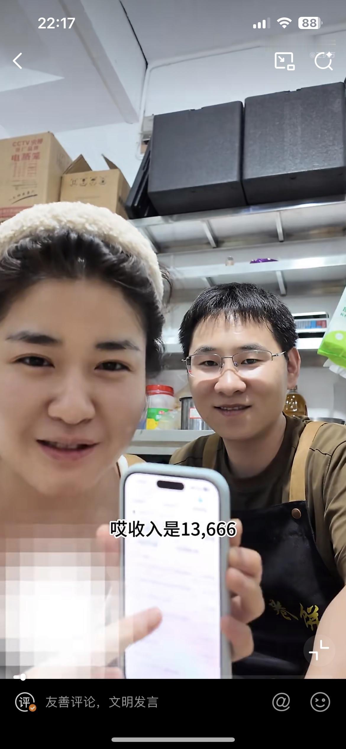 杭州一对下岗的码农摆摊卖卷饼，头一个月收入 13000 多，支出却达到了 150