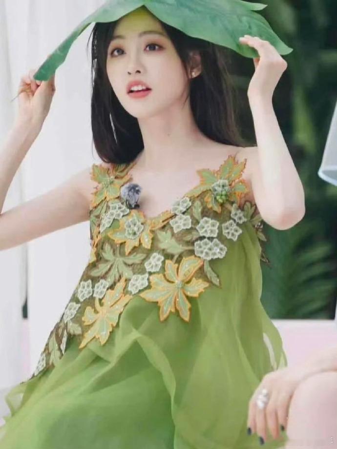 从演员到乘风者，祝绪丹凭事业心闪耀蜕变。《乘风2025》初舞台意外，却让她更夺目
