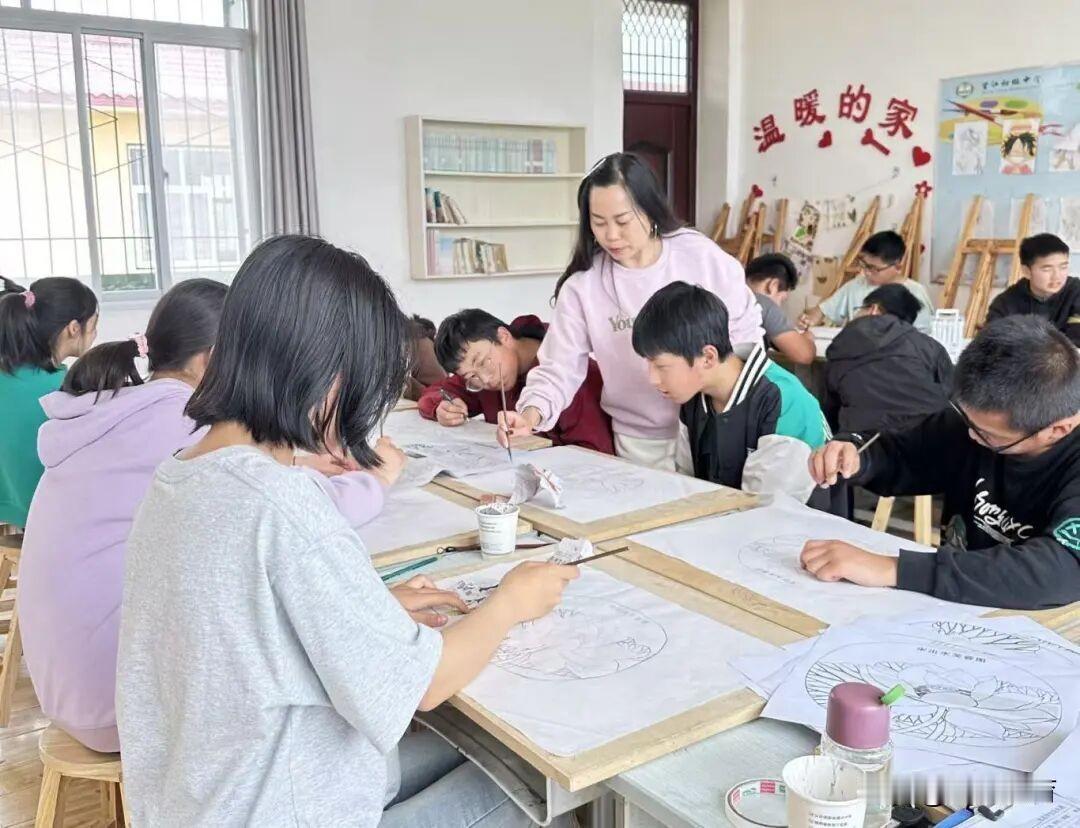 2025年，望江初级中学师生合力，家校携手，一笔一划书写发展历程，点横撇捺折射梦