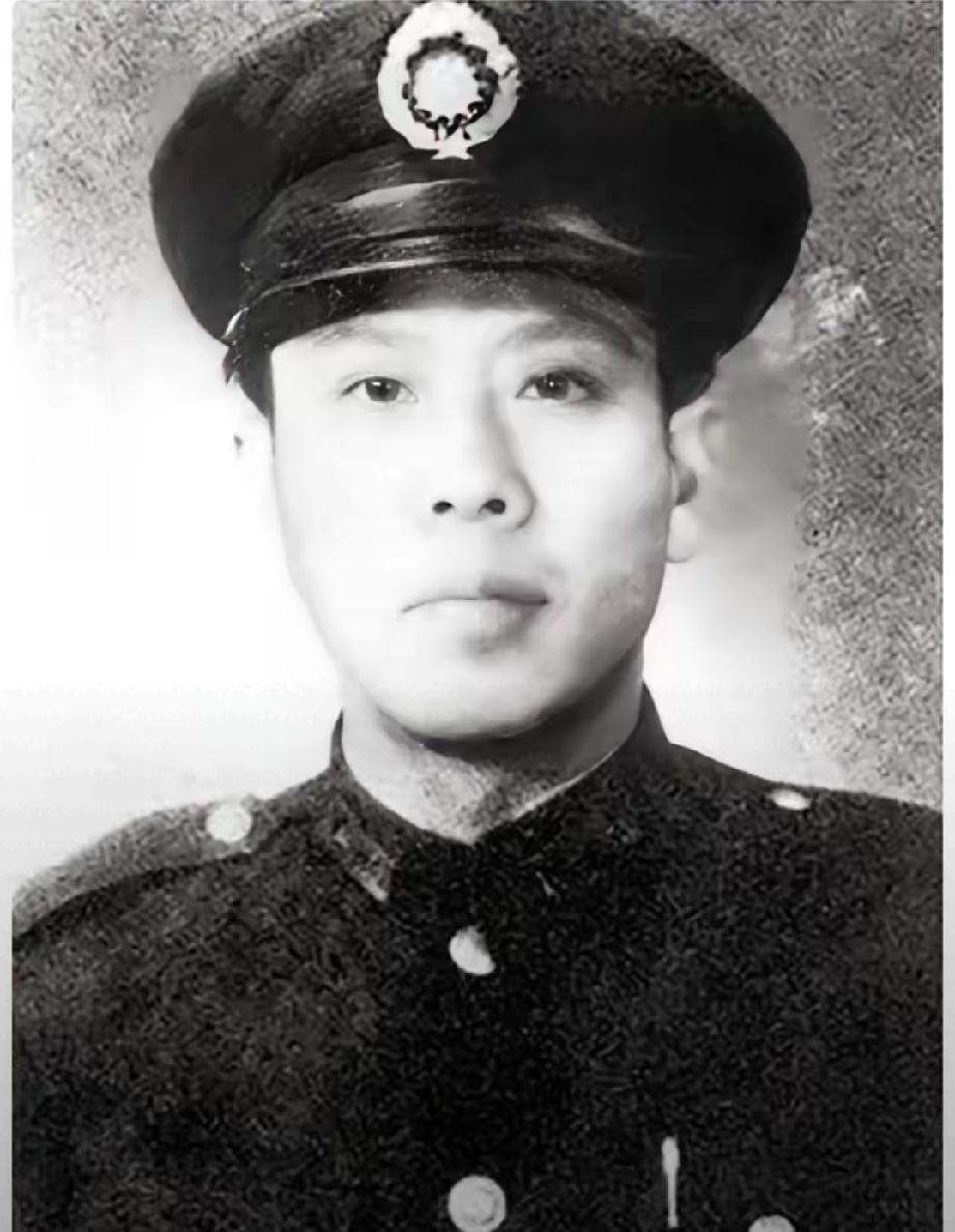 国军军长逃回家竟见自己灵堂，
妻子惊问：
你不是阵亡了吗？ 淮海战役幸存军长回家