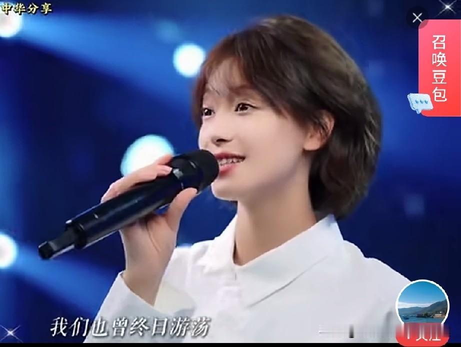 友谊地久天长。经典老歌蕴含的情感真挚，易于引发听众情感波动