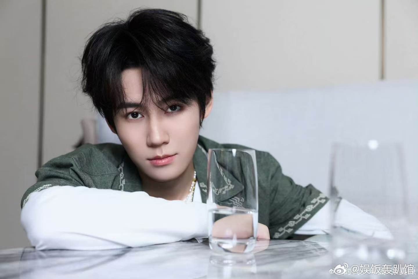 张真源发赔笑表情包 张真源亲自下场发放表情包，这种“自己吐槽自己”的松弛感真的太