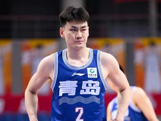 CBA签约消息：据直播吧报道，青岛男篮已经与今年夏天合同到期的王睿泽就多年续约达