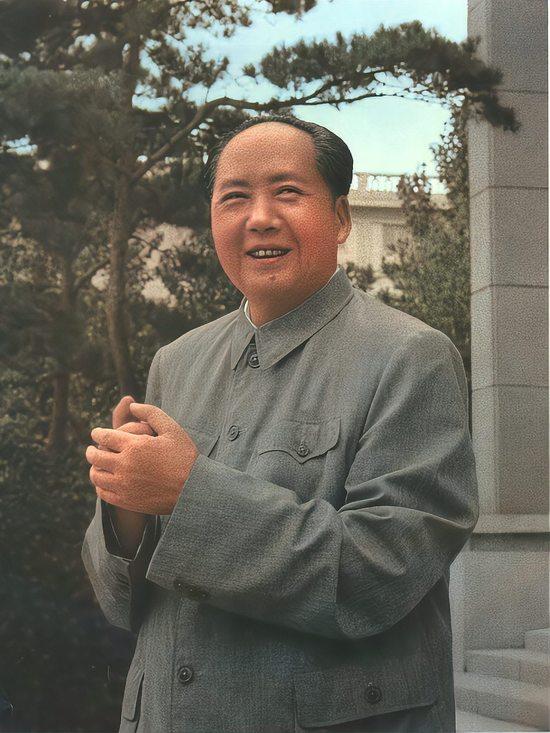 做人得有硬骨头，国家才能真强大！想起伟人说过的“软骨病”，现在听着还是振聋发聩。