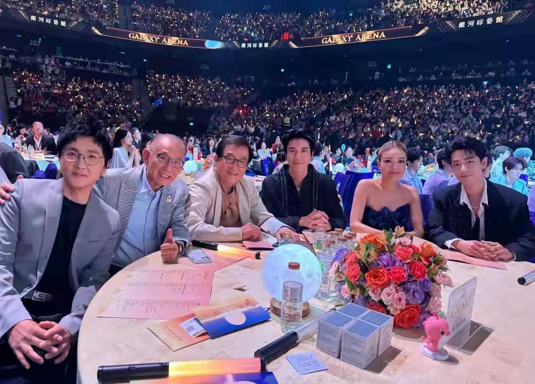 看得出来王力宏和成龙地位真高，合影稳稳的C位
