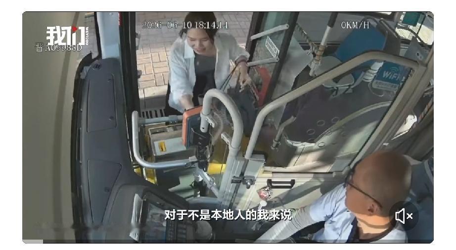 在城市里奔跑的人，谁没被生活绊倒过？

但真正让人破防的，是摔倒之后还有人愿意等