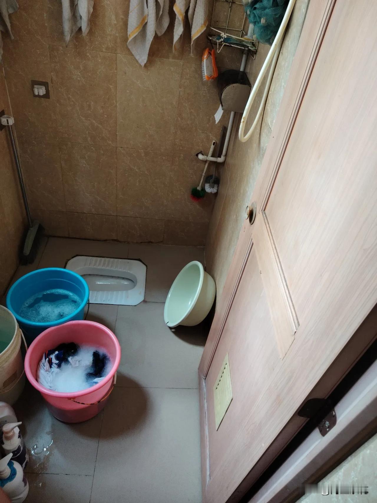 你们家的厕所门状态平时是关闭着的，还是开着的？
反正我家的厕所门平时不用的时候都