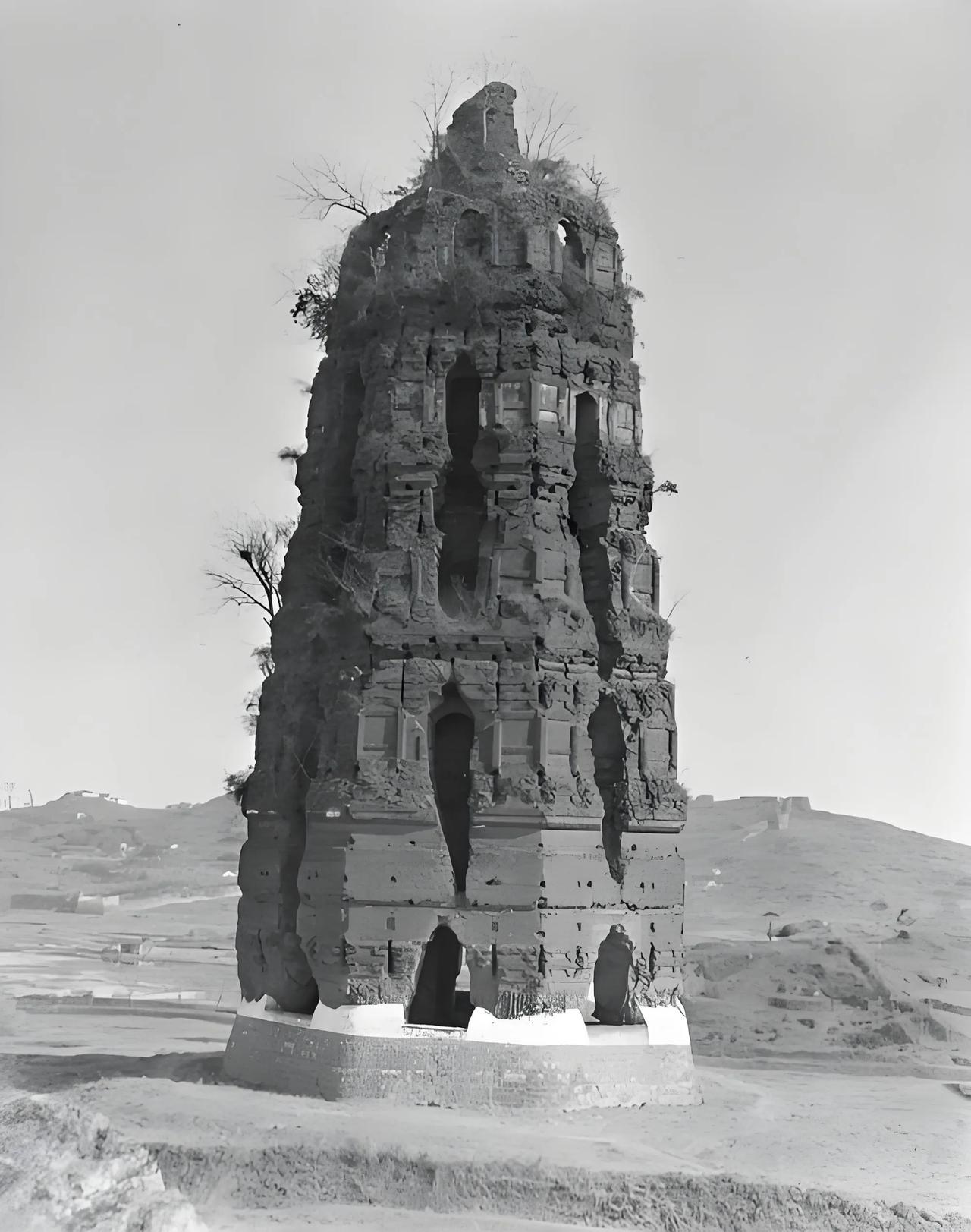 1924年9月25日下午，杭州西湖边的‌雷峰塔轰然倒塌‌，这座始建于北宋的千年古