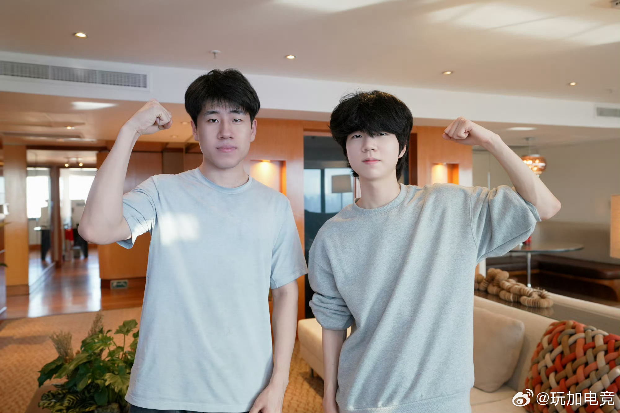 本次先锋赛的Social时间～GALA与BFX下路选手Diable交换队服。20