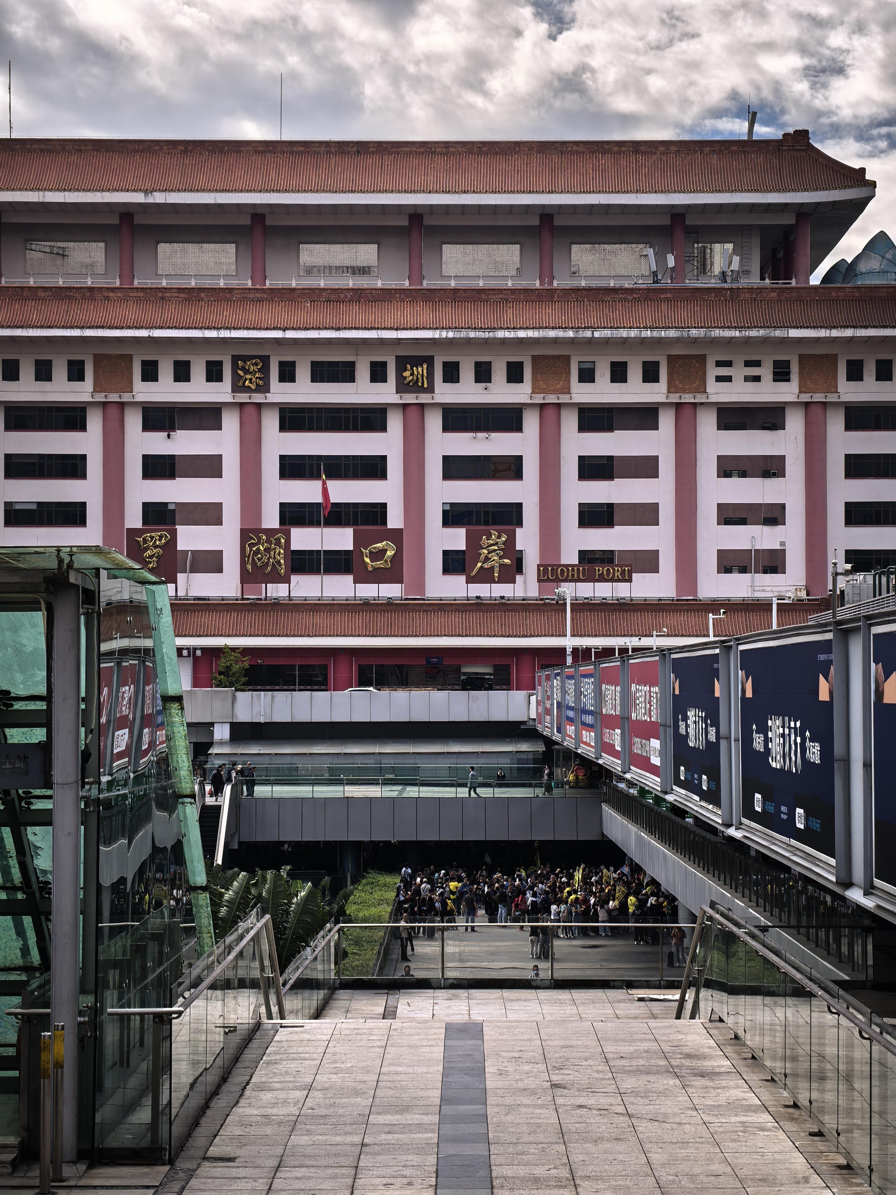 第一次来深圳站，应该是深圳最早的火车站了吧。建站于 1911 年，早前不是在罗湖