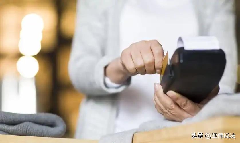 🌙广东深圳一名女子因急需资金周转，在微粒贷平台先后申请两笔借款，一笔金额为4万