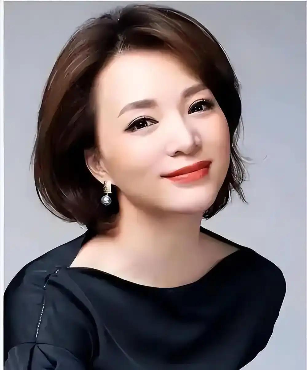 钱再多有什么用？董卿母亲卵巢癌去世，丈夫被传失联、9亿债务压顶，53岁的董卿瘦成