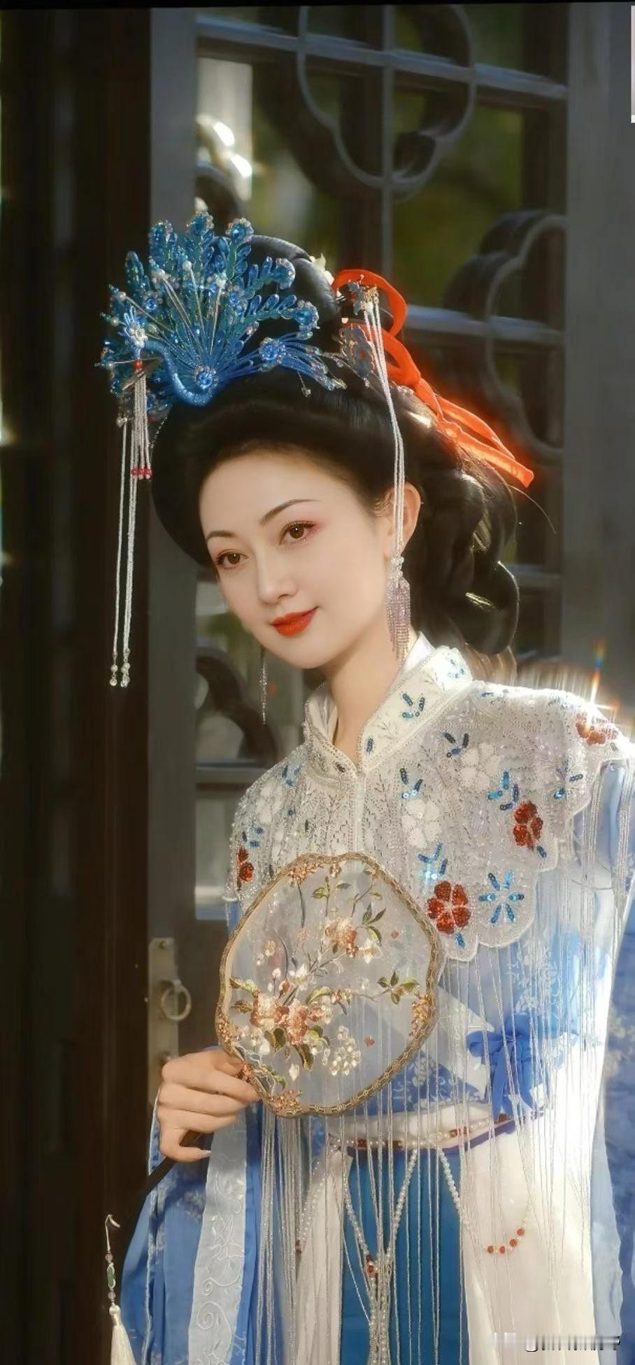穿越千年的古典美人，手持团扇，惊艳了时光去海边度假穿什么裙子好? 古典温婉美女 