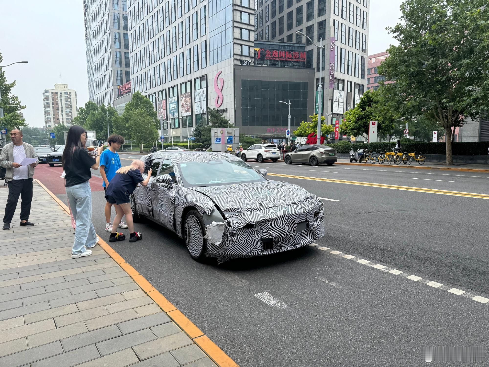 一组捂得相当严实的小鹏新车伪装照，从比例来看似乎和之前的F57项目测试车比较接近