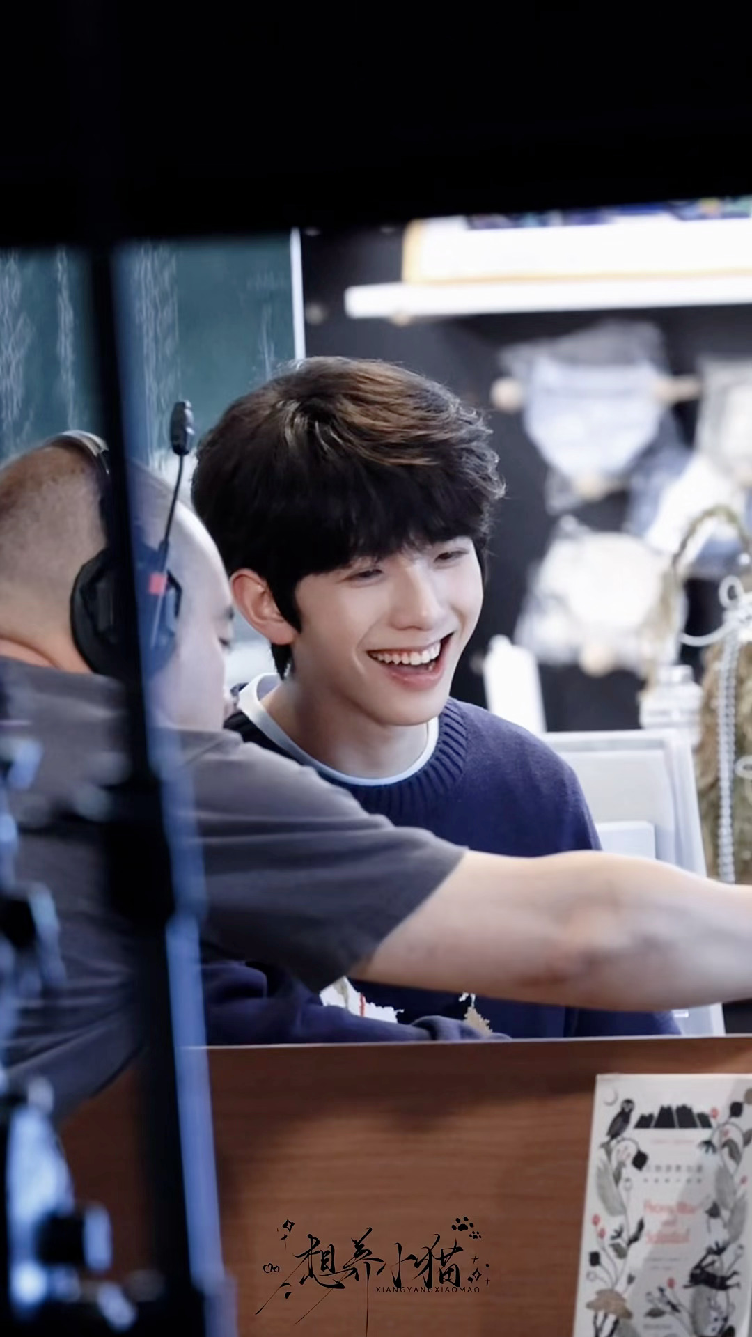 陈浚铭咖啡店路透所有人都来欣赏这个陈浚铭。。啊啊啊他的笑容真的可以治愈一切