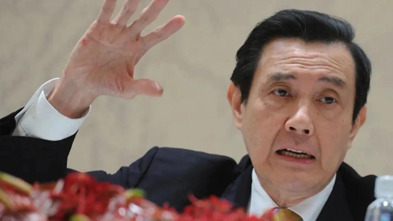 人生有很多个第一次。2024年4月7日晚上，马英九乘高铁抵达北京，这是他第一次到