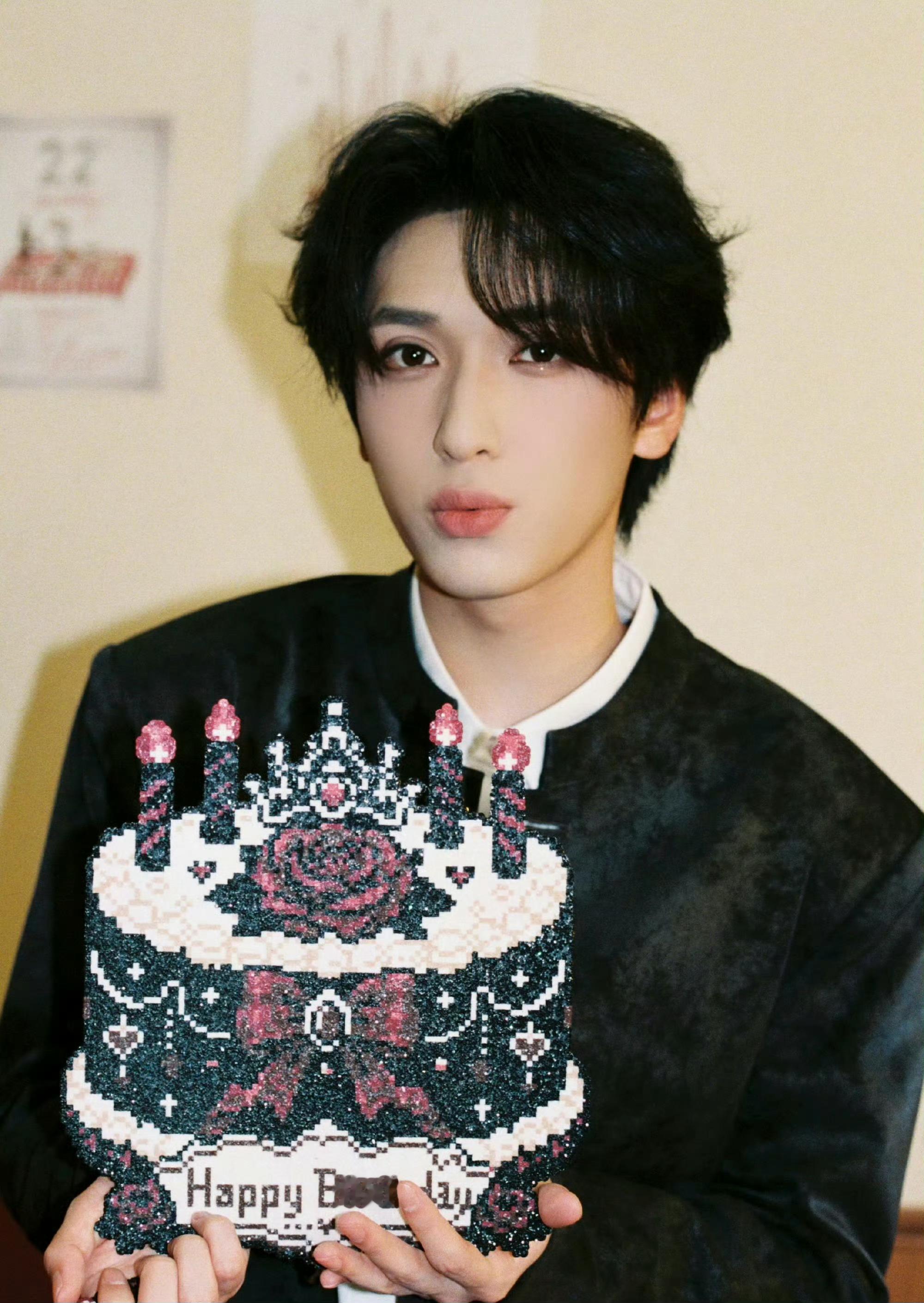 严浩翔22岁生日写真🈶 MAJOR CRUSH新中式套装复古简约，捕捉到少年明