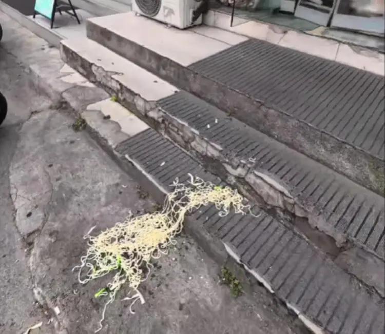 “格局太小!”谁能想到，仅仅因为区区9毛:钱，苏州木渎镇一对开面馆的夫妻，硬生生