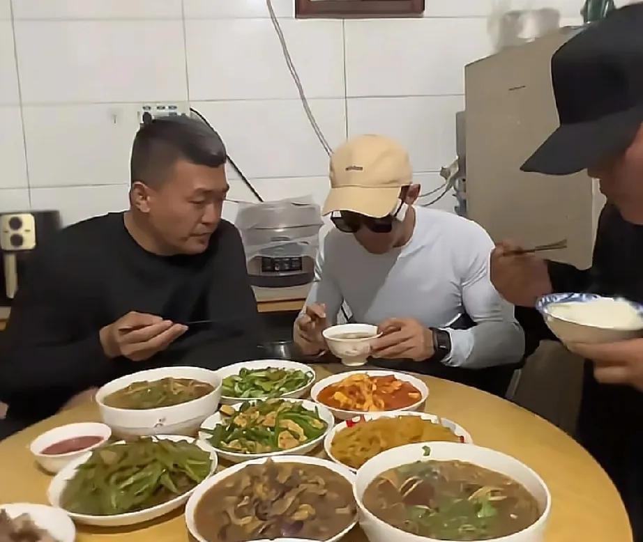 鸽武缘公司要与赵鸿刚解约，真是让人心疼。

自从他参加了耳光大赛后人气飞涨，不过