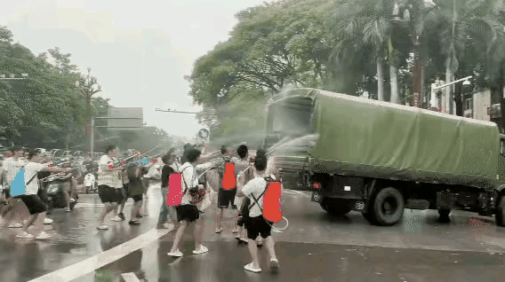 这样的军民鱼水情，美国政府控制的媒体就说这是袭警。
         它们不去了