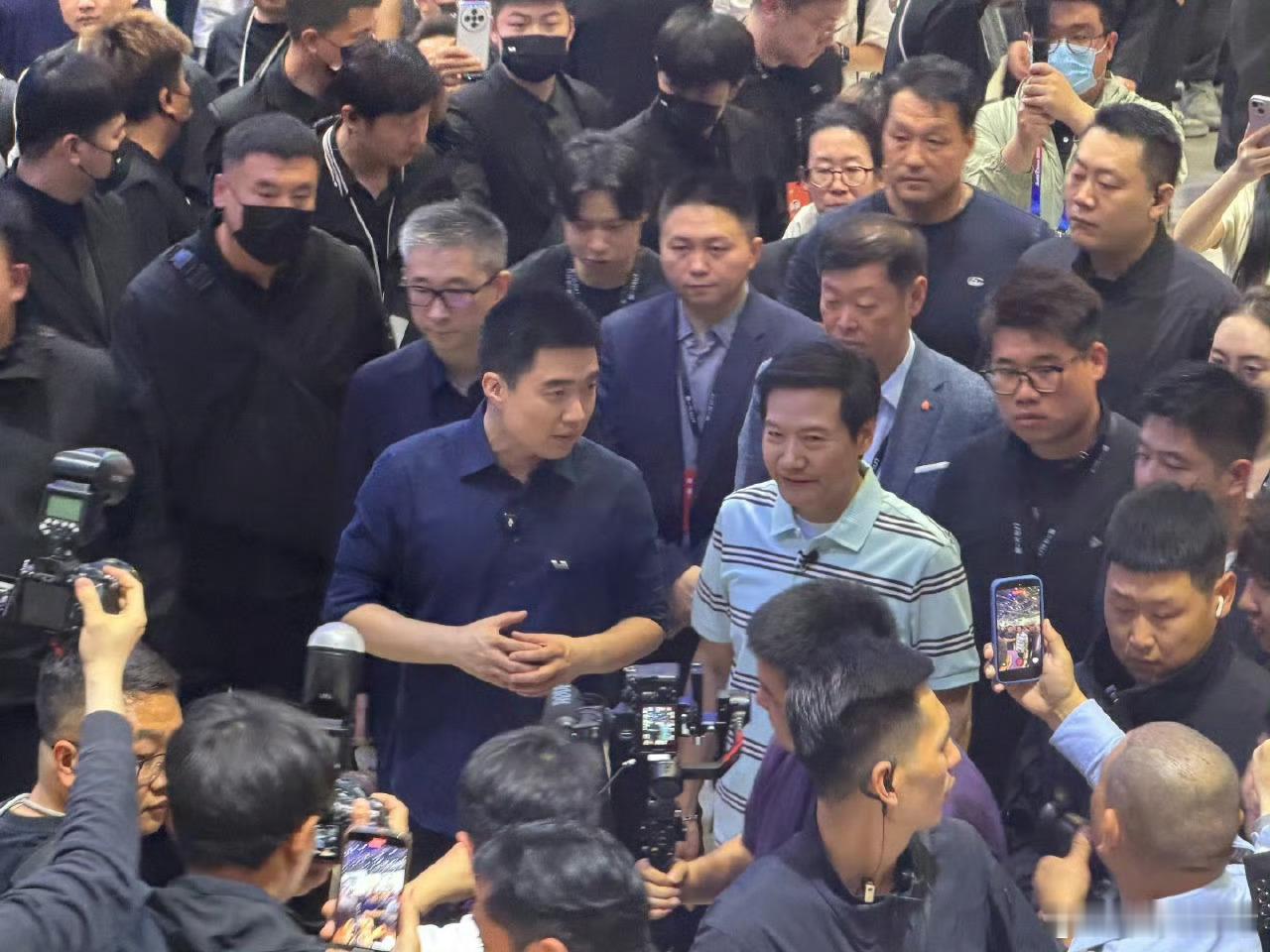 雷军去理想展台看全新L9，现在国产新能源车企之间的氛围很开放。虽然大家是直接竞争