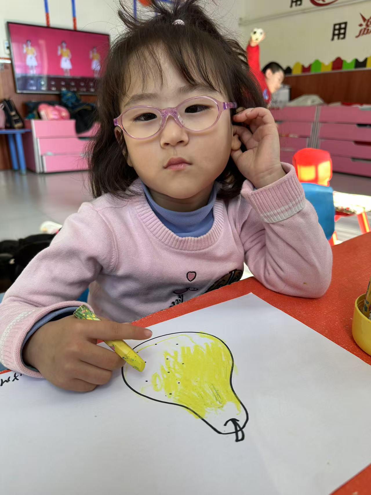 不爱学习的小朋友。哥哥学霸她学渣 每天玩时候嘴咧老大了，学习就这副表情...
