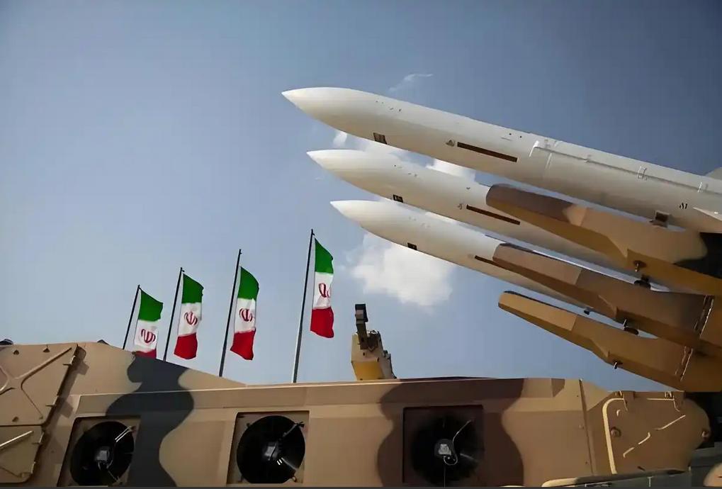 伊朗的导弹库存到底还能撑多久？根据多方情报汇总，截至3月初，伊朗可用的弹道导弹和