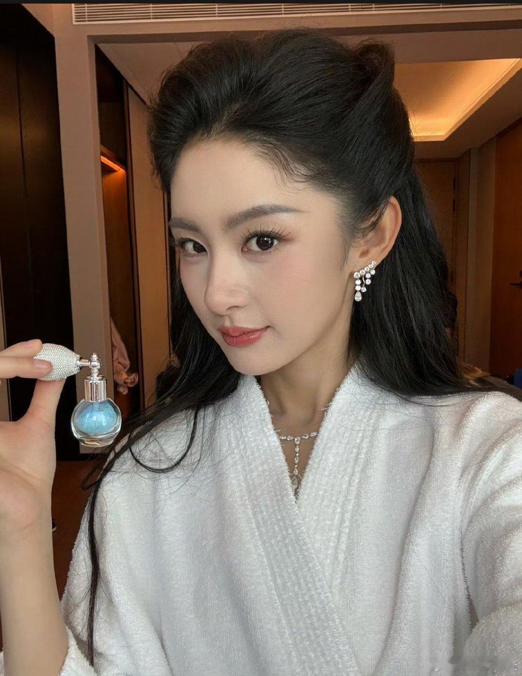 跟赵和白学化妆脸瑕疵的地方（比如大骨头大颧骨）可以大腮红和高光修饰 