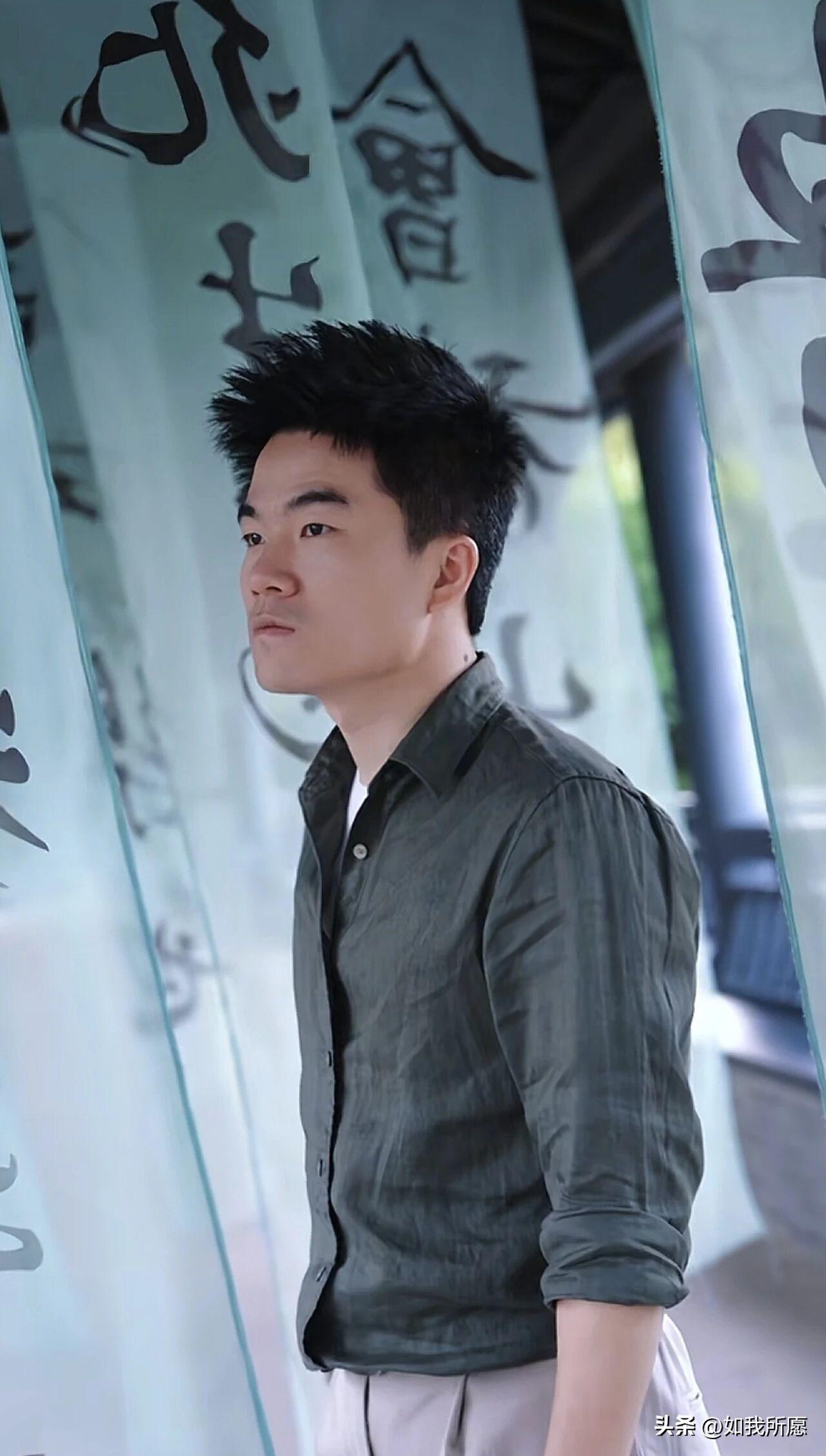 董宇辉的速度，
是知识积累的速度，
是直播间里一夜爆红的速度；而张雪的速度，是赛