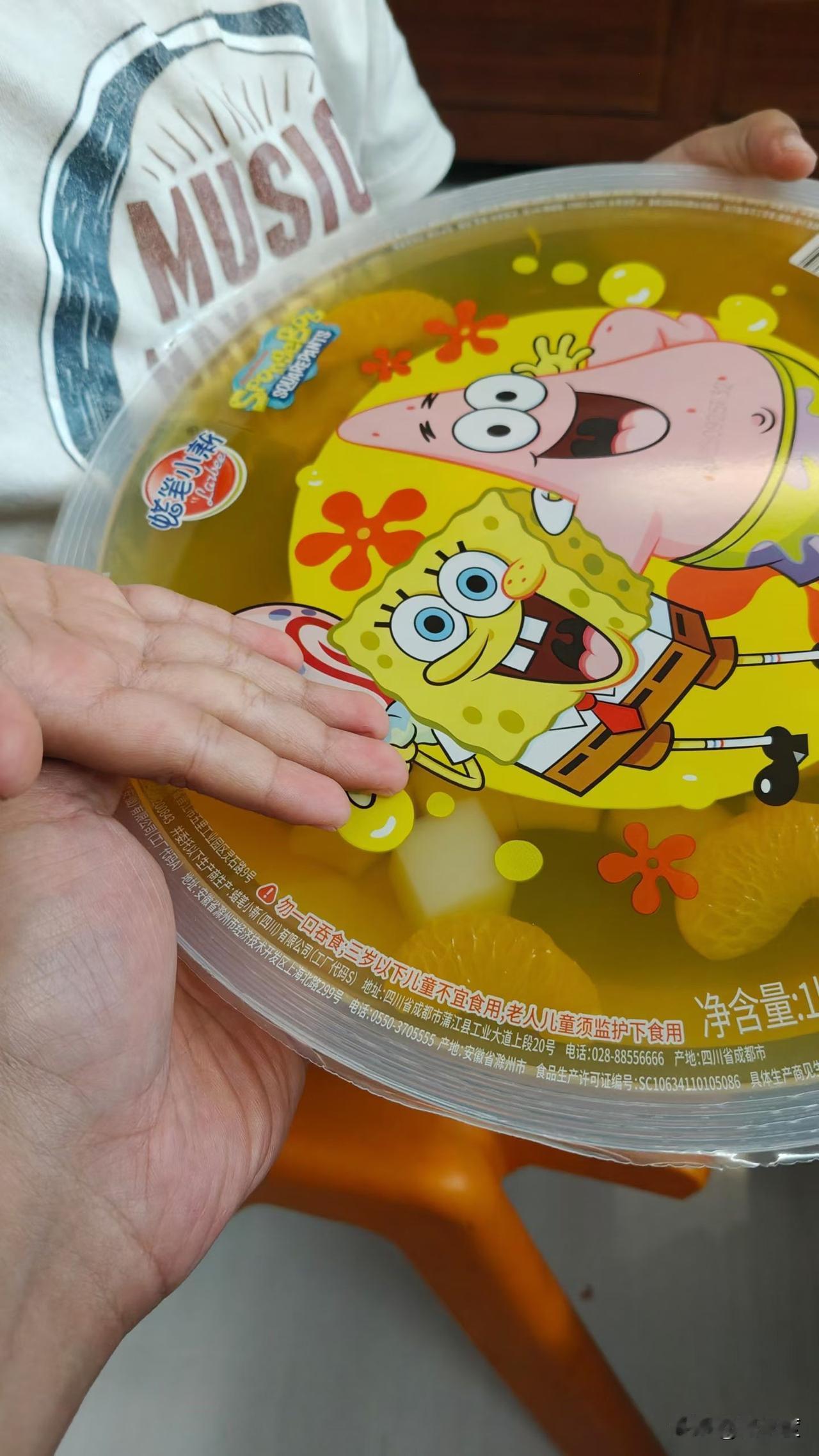 买了个比头还大的果冻，没有什么好奇怪的，但，你错了，奇怪的地方在它的提示！勿一口