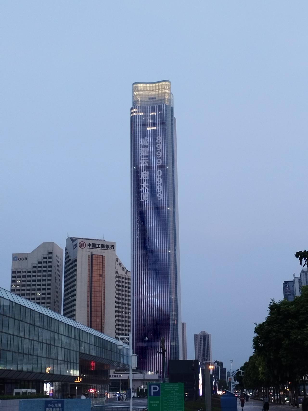 1.深圳罗湖云启大厦
2.广西风光
3.擦肩而过的高铁
4.路边草地上的流浪汉