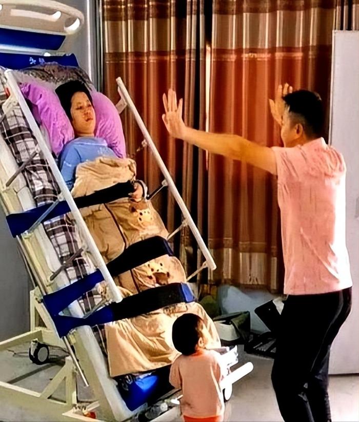 想象一下，你爱上一个人，她却掀开头发，给你看一条蜿蜒如蜈蚣的致命刀疤，告诉你她被