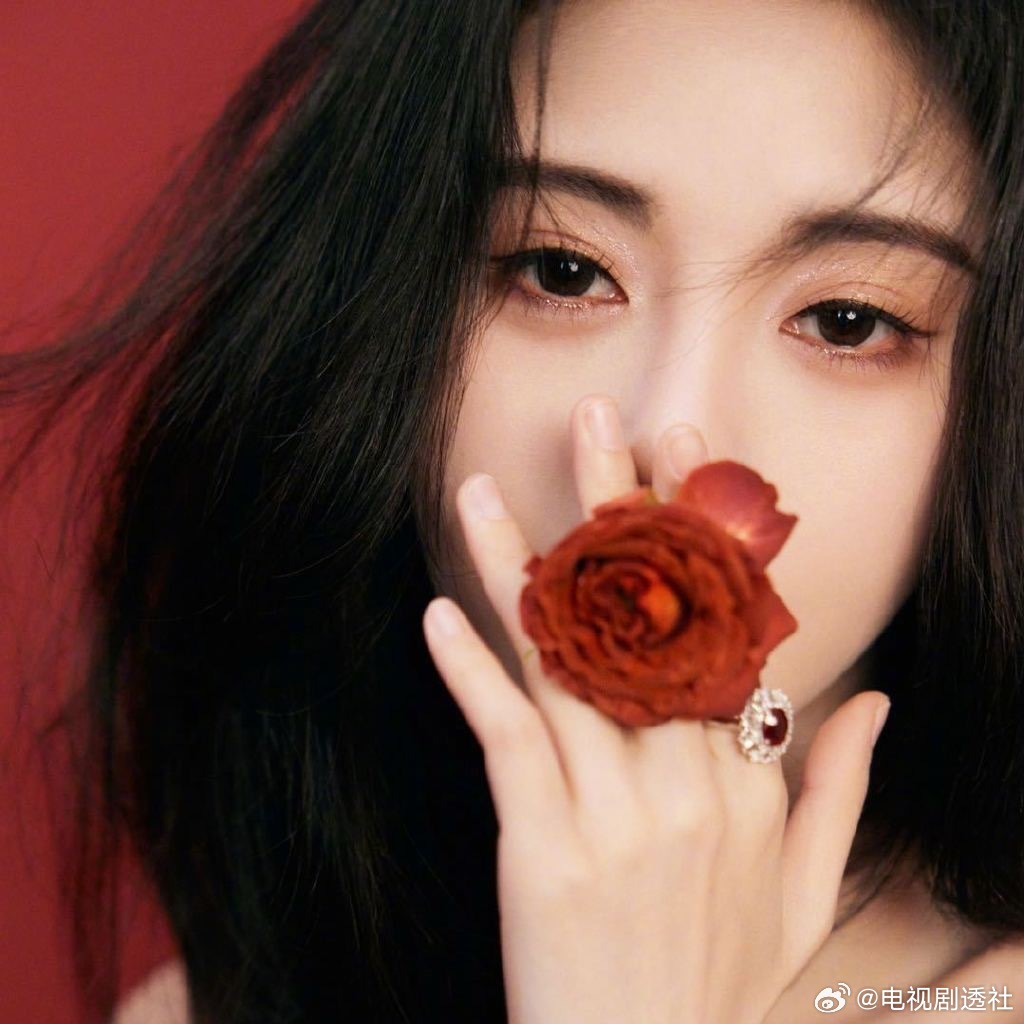 鞠婧祎月鳞绮纪宣传文案：我这一生被创造，被操控，但这一次我想做真正的自己我这一生