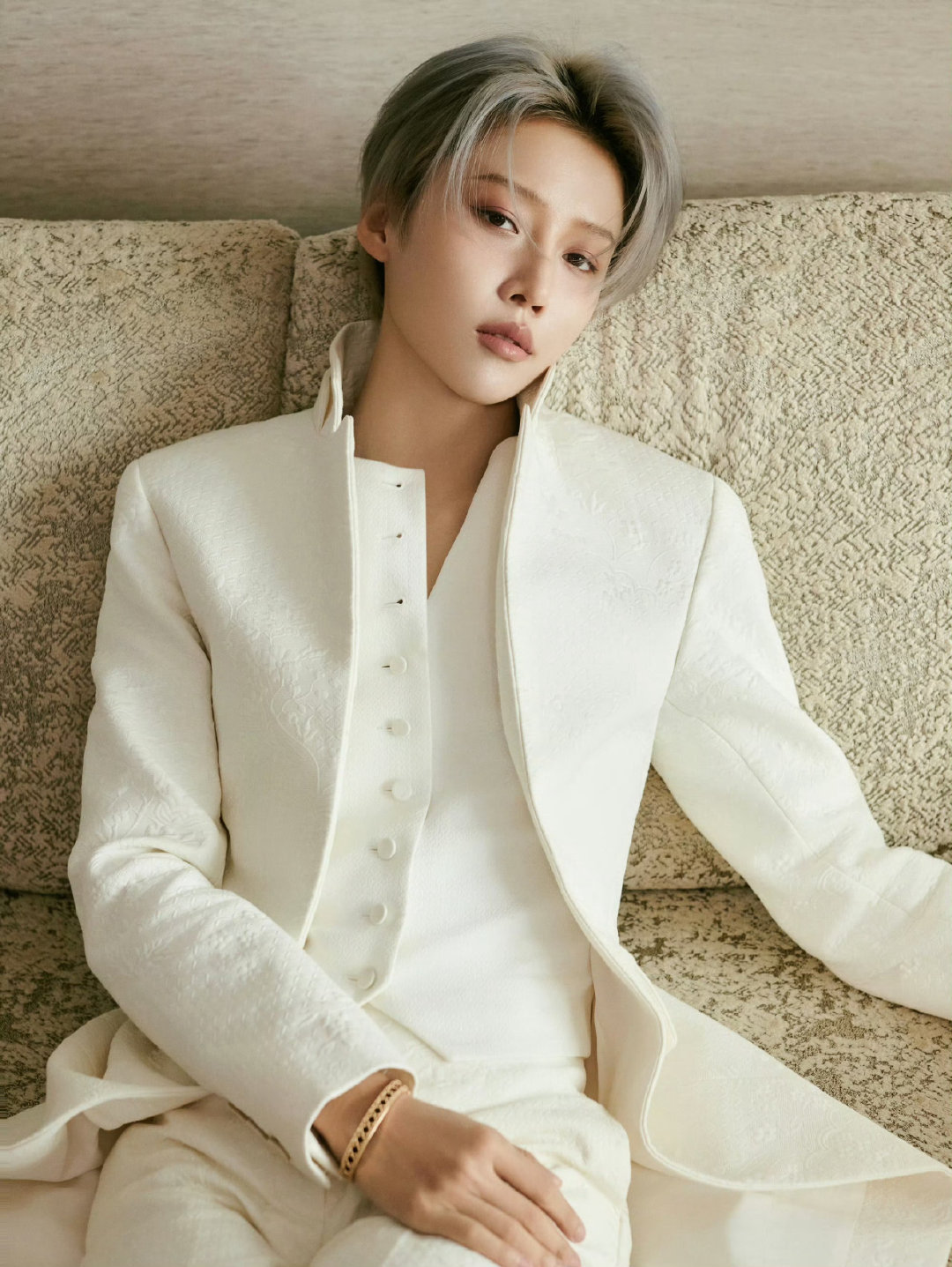 刘雨昕｜微博文化交流之夜造型出图，身穿Dior 2026早春系列时装，长款暗纹西