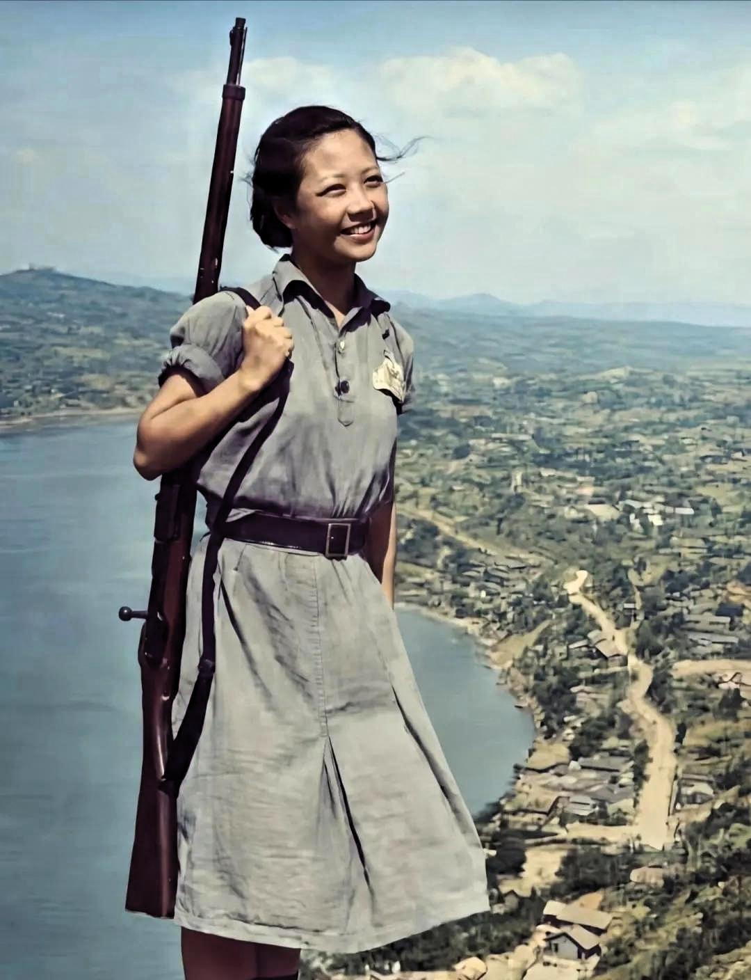 这张珍贵照片拍摄于1941年。重庆南山制高点上，年仅15岁的少女陈美瑶肩扛步枪，