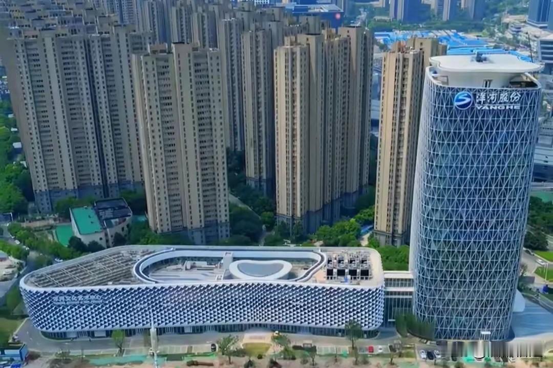 洋河股份于南京、宿迁分别设有一座总部楼宇，二者风格迥异，暗藏着品牌不同的定位。