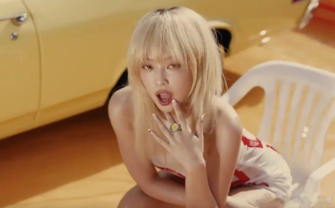 Jennie走欧美风格之后，好像低配版的辛芷蕾啊 ​​​