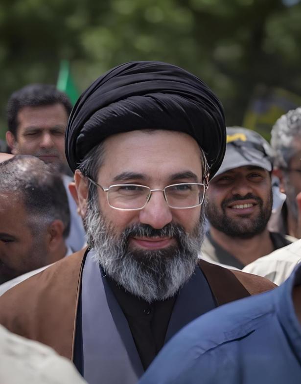 伊朗这步棋，真叫人后背发凉。自家被炸了 40 多天，3000 多人没了，商船沉没