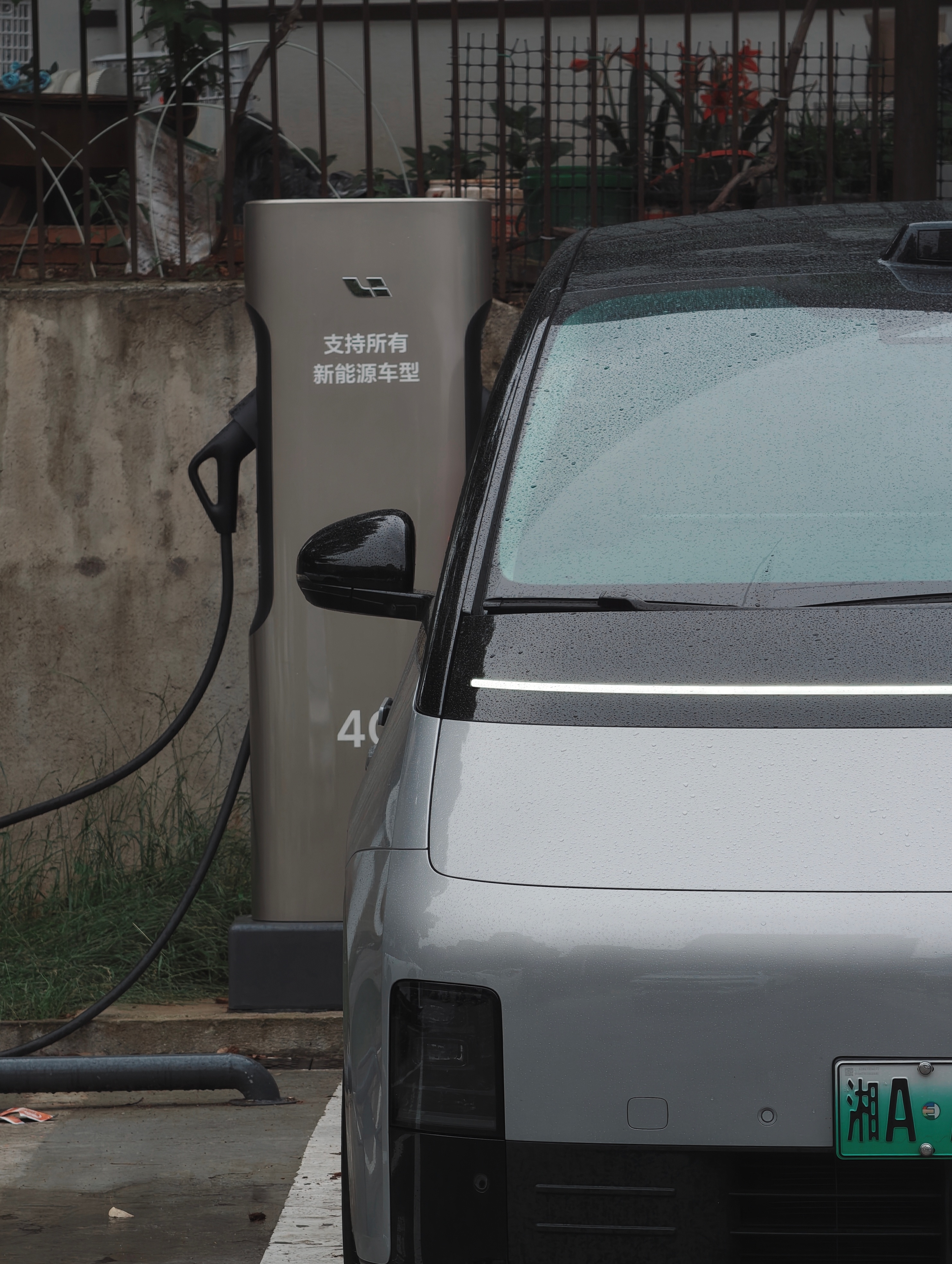 最近跟朋友聊起「为什么不敢换新能源车」，好多人说怕充电麻烦，一提续航就焦虑。这就