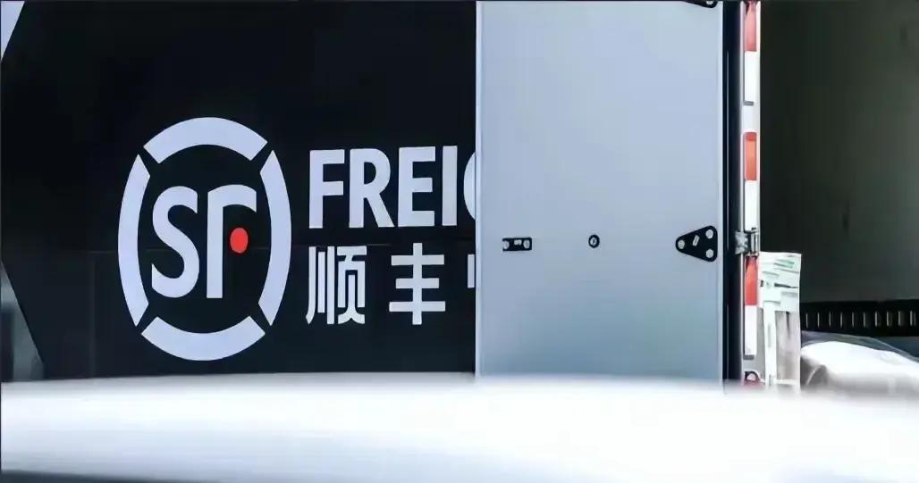 近日，中国科学院大学（国科大）一名研究生毕业证被顺丰快递员撕毁，事件引发关注。最