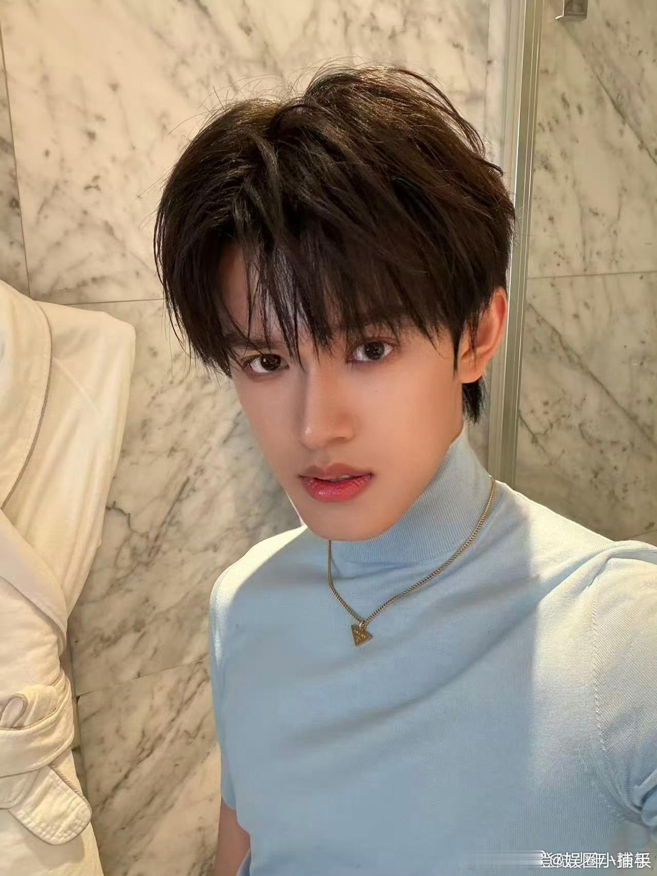 张极的米兰plog 张极真的把米兰时装周走出主场感！plog里松弛又高级，气质颜