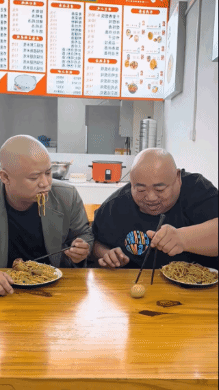 忍不住暴怒，
吃个鸡蛋那么费劲吗？
急性子的人
永远看不惯慢性子的人，
两种性格